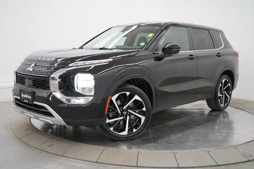Black 2023 Mitsubishi Outlander