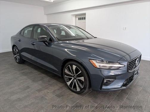 2022 Volvo S60 T5 Momentum