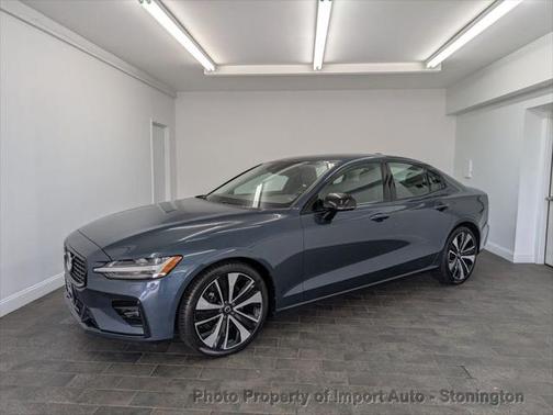 2022 Volvo S60 T5 Momentum