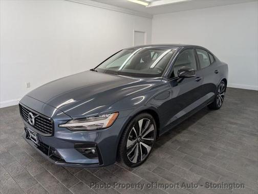 2022 Volvo S60 T5 Momentum