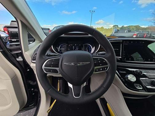 2023 Chrysler Pacifica Hybrid Limited