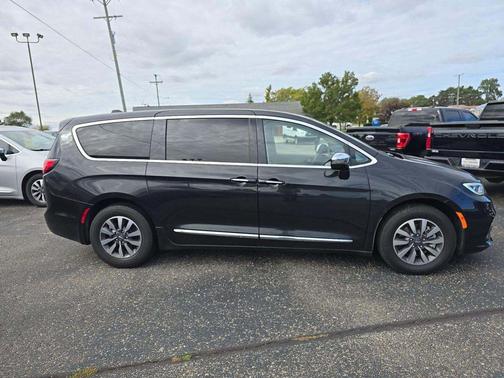 2023 Chrysler Pacifica Hybrid Limited