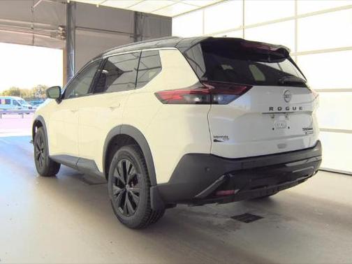 Pearl White Tricoat/Super Black 2023 Nissan Rogue SV