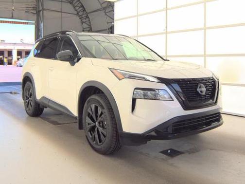 Pearl White Tricoat/Super Black 2023 Nissan Rogue SV
