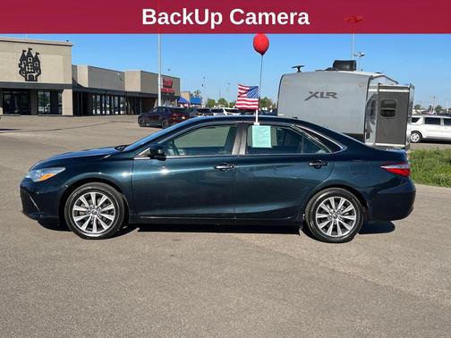 Midnight Black Metallic 2016 Toyota Camry XLE