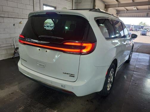 Bright White Clearcoat 2021 Chrysler Pacifica Limited
