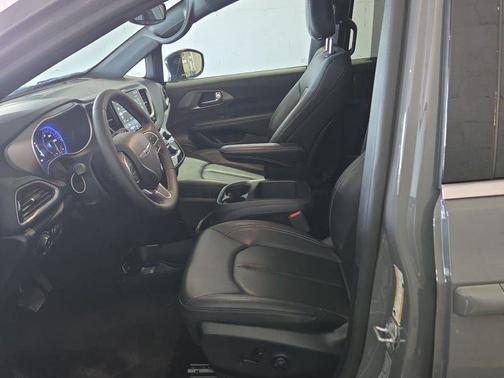 Ceramic Gray Clearcoat 2025 Chrysler Pacifica L