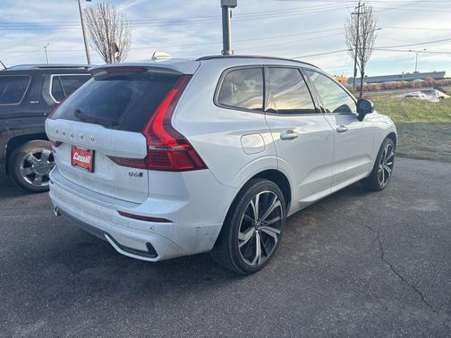 2022 Volvo XC60 B6 R-Design