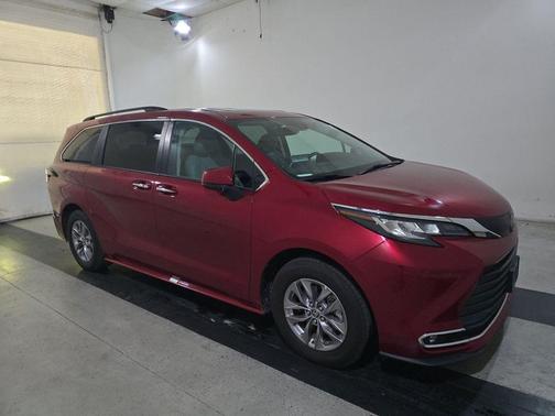 2022 Toyota Sienna XLE 7 Passenger