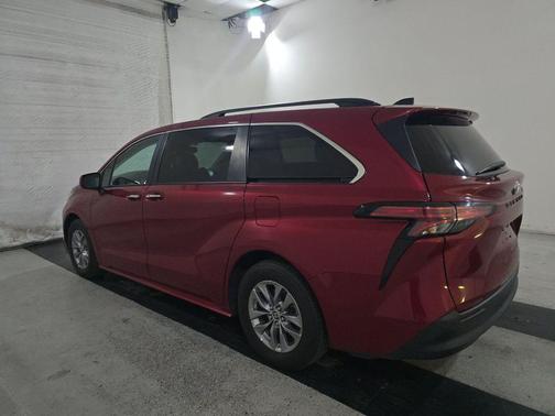 2022 Toyota Sienna XLE 7 Passenger