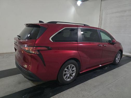 2022 Toyota Sienna XLE 7 Passenger