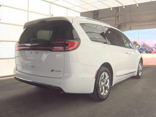 Bright White Clearcoat 2021 Chrysler Pacifica Hybrid Limited
