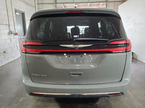 Ceramic Gray Clearcoat 2025 Chrysler Pacifica L