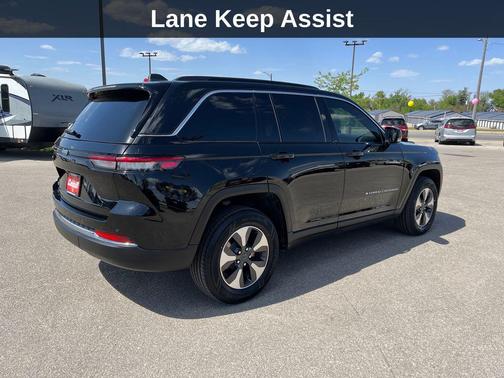 Diamond Black Crystal Pearlcoat 2024 Jeep Grand Cherokee 4xe Base