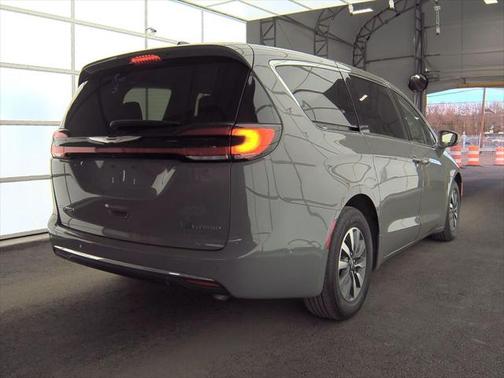 2022 Chrysler Pacifica Hybrid Touring L