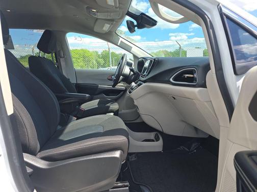 Bright White Clearcoat 2022 Chrysler Voyager LX