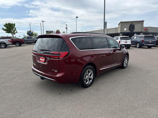 Velvet Red Pearlcoat 2022 Chrysler Pacifica Limited