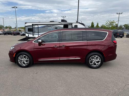 Velvet Red Pearlcoat 2022 Chrysler Pacifica Limited