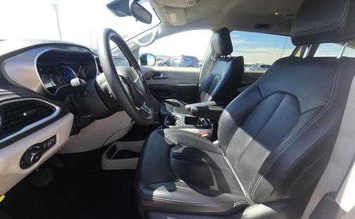 2024 Chrysler Pacifica Hybrid Select