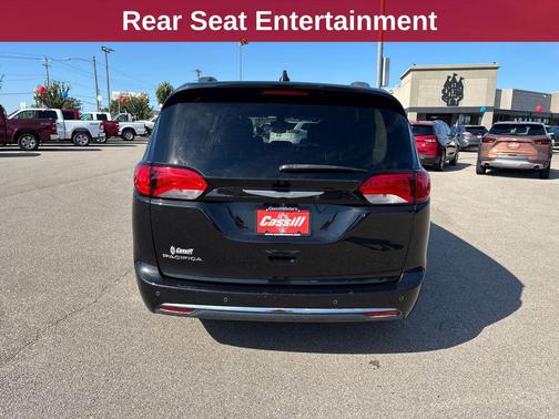 Brilliant Black Crystal Pearlcoat 2017 Chrysler Pacifica Touring-L