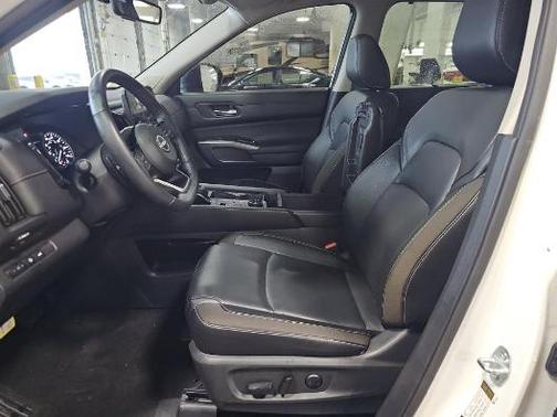 Pearl White Tricoat/Super Black 2024 Nissan Pathfinder SL 4WD