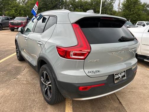 2024 Volvo XC40 B5 Core Dark Theme