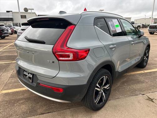 2024 Volvo XC40 B5 Core Dark Theme