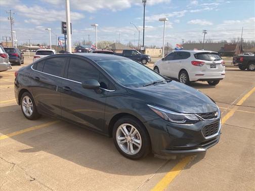 Photo 3 of 22 of 2018 Chevrolet Cruze LT