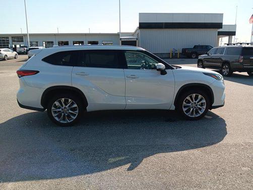 White 2023 Toyota Highlander Limited