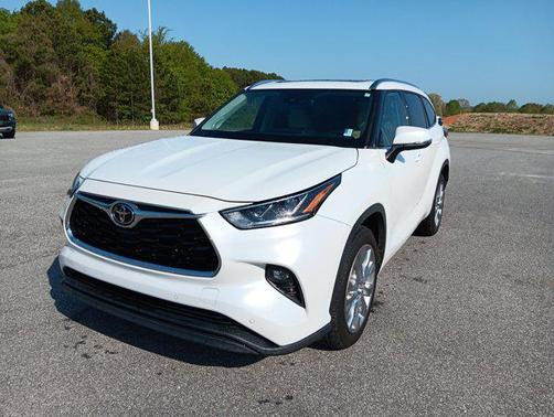 White 2023 Toyota Highlander Limited