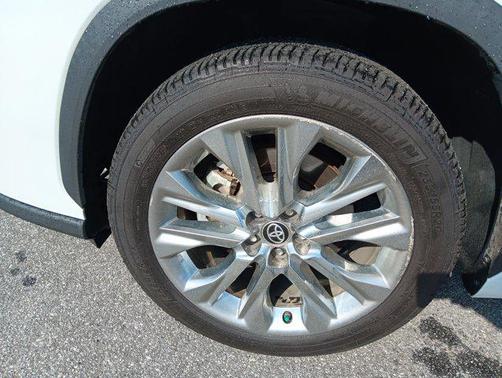 White 2023 Toyota Highlander Limited