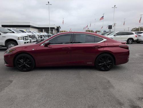 2022 Lexus ES 300h F SPORT