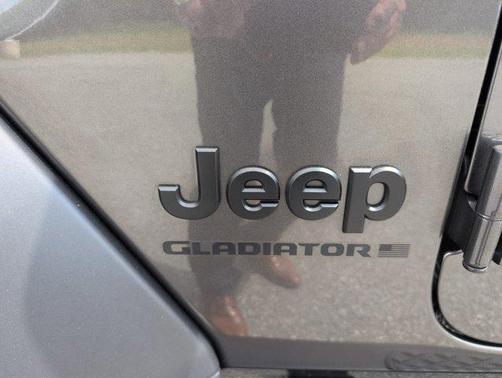 Granite Crystal Metallic Clearcoat 2024 Jeep Gladiator Sport