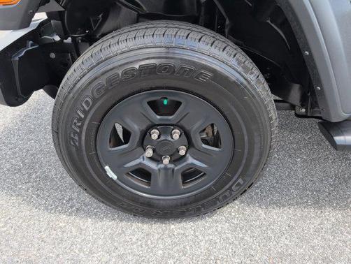 Granite Crystal Metallic Clearcoat 2024 Jeep Gladiator Sport