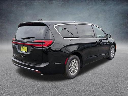 Diamond Black Crystal Pearlcoat 2027 Chrysler Pacifica L