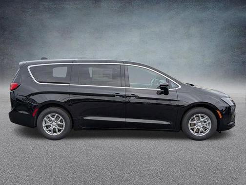 Diamond Black Crystal Pearlcoat 2027 Chrysler Pacifica L