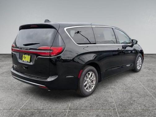 Diamond Black Crystal Pearlcoat 2027 Chrysler Pacifica L