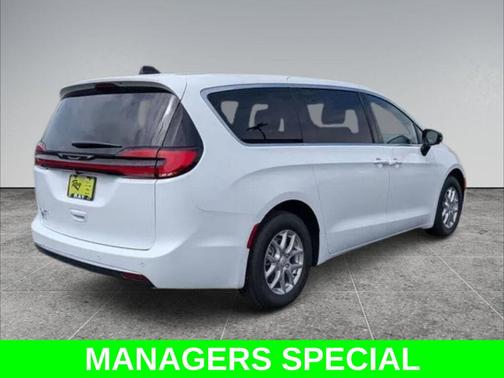 Bright White Clearcoat 2027 Chrysler Pacifica L