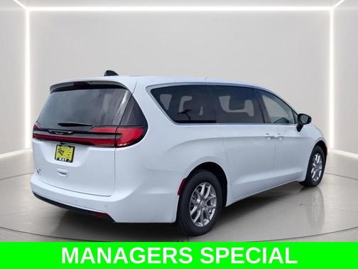 Bright White Clearcoat 2027 Chrysler Pacifica L
