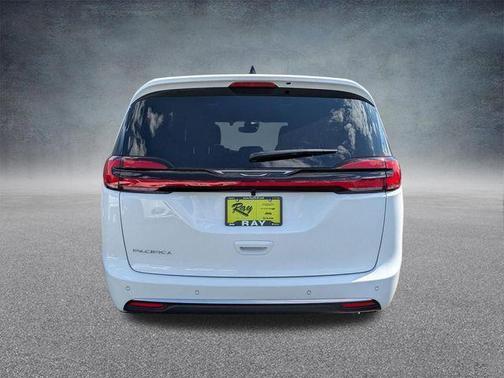 Bright White Clearcoat 2027 Chrysler Pacifica L
