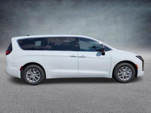 Bright White Clearcoat 2027 Chrysler Pacifica L