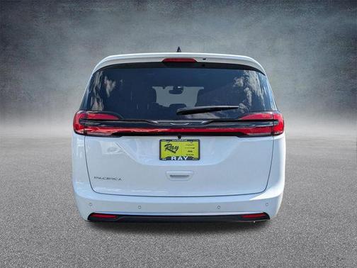 Bright White Clearcoat 2027 Chrysler Pacifica L