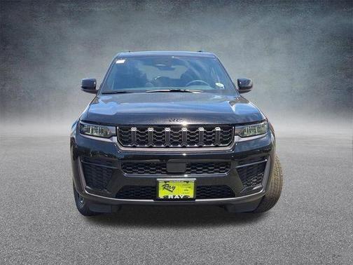 Diamond Black Crystal Pearlcoat 2026 Jeep Grand Cherokee Altitude