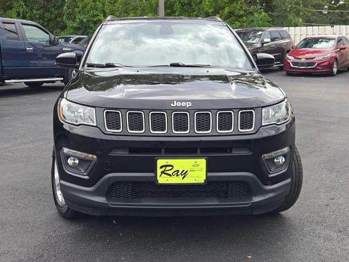 Diamond Black Crystal Pearlcoat 2021 Jeep Compass Latitude