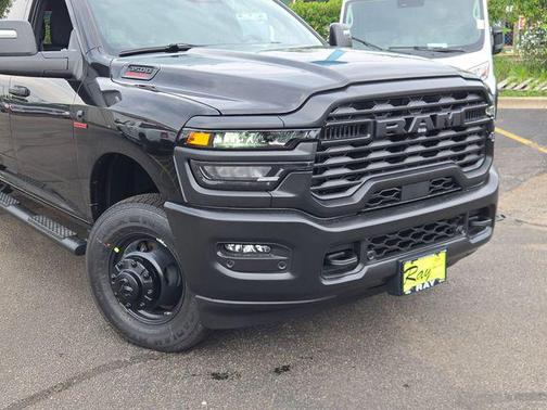 Diamond Black Crystal Pearlcoat 2026 RAM 3500 Tradesman Crew Cab 4x4 8' Box