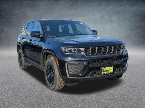 Diamond Black Crystal Pearlcoat 2026 Jeep Grand Cherokee Altitude