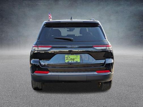 Diamond Black Crystal Pearlcoat 2026 Jeep Grand Cherokee Altitude