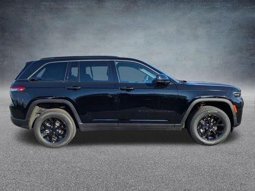 Diamond Black Crystal Pearlcoat 2026 Jeep Grand Cherokee Altitude