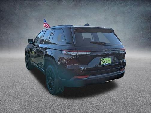 Diamond Black Crystal Pearlcoat 2026 Jeep Grand Cherokee Altitude