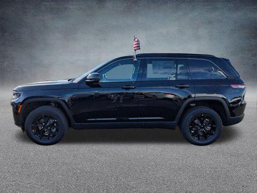 Diamond Black Crystal Pearlcoat 2026 Jeep Grand Cherokee Altitude